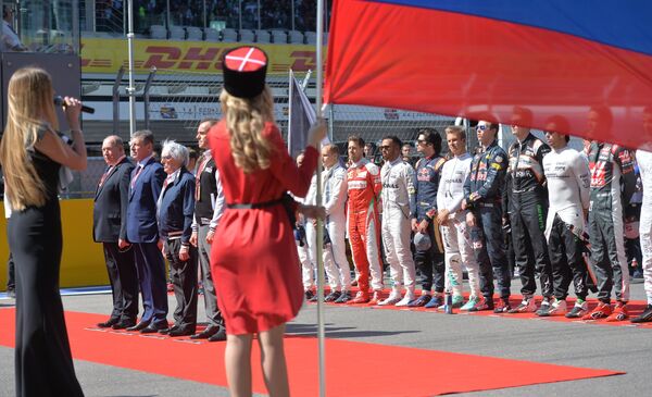Гонщики во время парада пилотов перед стартом гонки Гран-при России Формулы-1 Гонщики во время парада пилотов перед стартом гонки Гран-при России Формулы-1