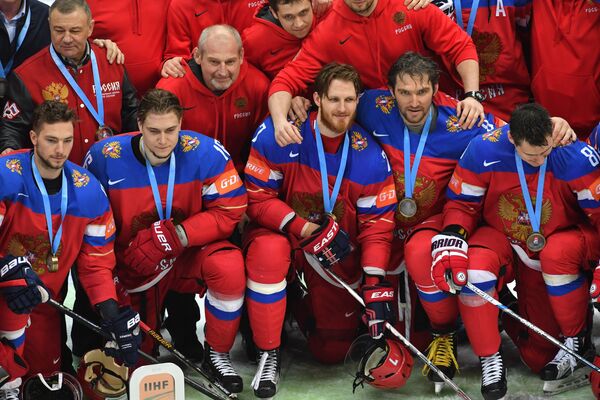 Игроки сборной России с кубком за третье место на чемпионате мира по хоккею Игроки сборной России с кубком за третье место на чемпионате мира по хоккею