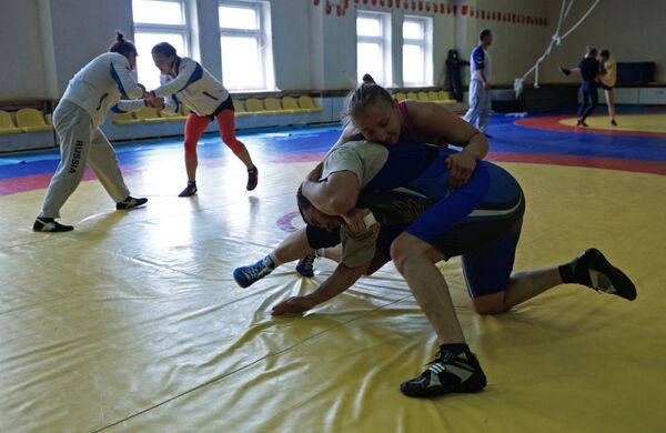 Спортсменки женской сборной РФ по вольной борьбе на тренировке Спортсменки женской сборной РФ по вольной борьбе на тренировке