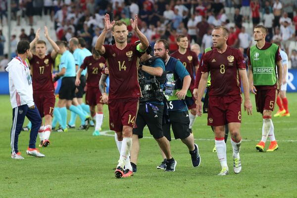 Игроки сборной России Василий Березуцкий (в центре) и Денис Глушаков Игроки сборной России Василий Березуцкий (в центре) и Денис Глушаков