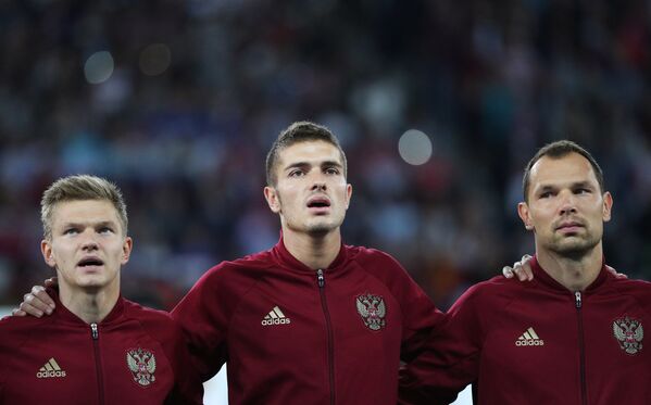 Футболисты сборной России Олег Шатов, Роман Нойштедтер и Сергей Игнашевич (слева направо) Футболисты сборной России Олег Шатов, Роман Нойштедтер и Сергей Игнашевич (слева направо)