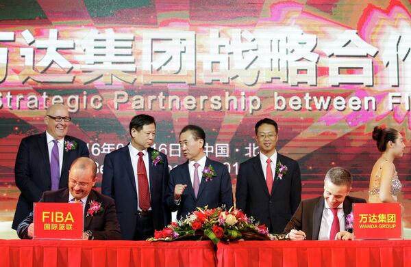 Подписание соглашения о стратегическом партнерстве между FIBA и Wanda Group. Справа - племянник отстраненного от футбольной деятельности бывшего президента ФИФА Йозефа Блаттера Филипп Блаттер Подписание соглашения о стратегическом партнерстве между FIBA и Wanda Group. Справа - племянник отстраненного от футбольной деятельности бывшего президента ФИФА Йозефа Блаттера Филипп Блаттер
