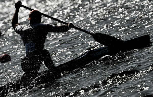Спортсмен во время заезда на чемпионате России по гребле на байдарках и каноэ Спортсмен во время заезда на чемпионате России по гребле на байдарках и каноэ